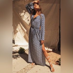 Lulu’s Long Sleeve Maxi Dress with Double Slit and Flared Sleeves and Belt Sz M